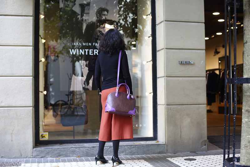 Kvinna shoppar i San Sebastian